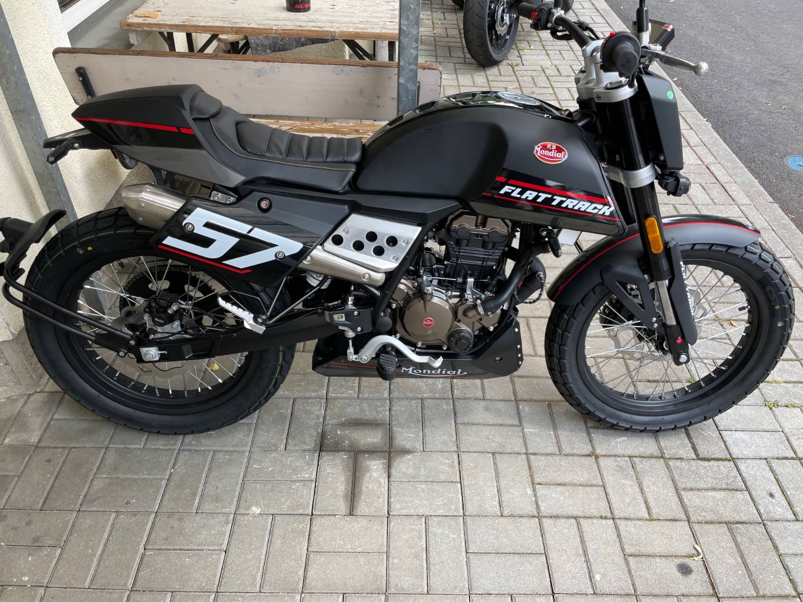 F.B Mondial Flat Track 125i ABS (NOVÁ, 2023), 79.900 Kč - TipMoto.com