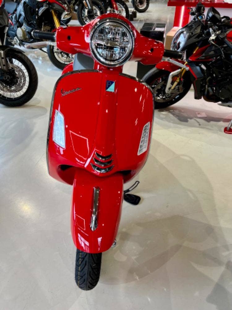 Vespa GTS 300 SUPER Rosso Coraggioso (NOVÁ, 2024), 176.900 Kč