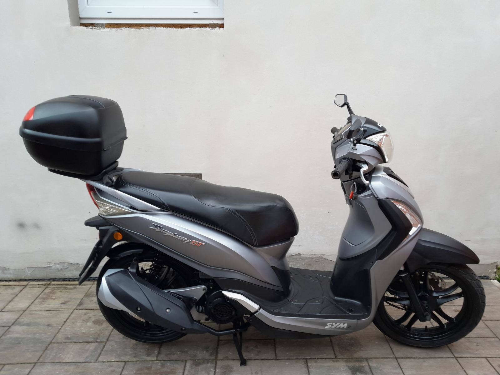 Sym Symphony 125 2015 Sym Symphony ST 125, 2015, Pěkný Stav (2015), Kč