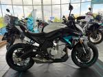 Klikněte pro detailní foto č. 2 - CFMOTO 675 NK bílá, šedá AKCE HELMA