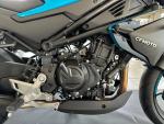 Klikněte pro detailní foto č. 4 - CFMOTO 450 NK modrá, bílá Akce helma