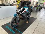 Klikněte pro detailní foto č. 5 - CFMOTO 450 NK modrá, bílá Akce helma