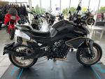 Klikněte pro detailní foto č. 2 - CFMOTO 800 NK Advanced Plus černá, bílá Akce helma