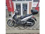 Klikněte pro detailní foto č. 3 - Piaggio Beverly 500, Topcase, 2x klíč, vysoké plexi